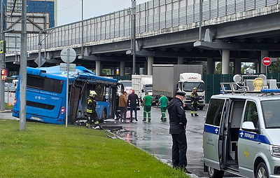 ТАСС: в Москве завели дело на водителя грузовика, врезавшегося в автобус