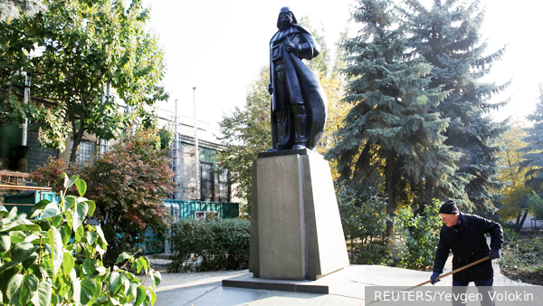 В Одессе с памятника Дарту Вейдеру сняли русскоязычную табличку