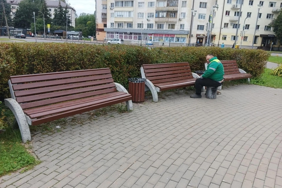 Сквер культуры в Великом Новгороде обзавелся новыми скамейками