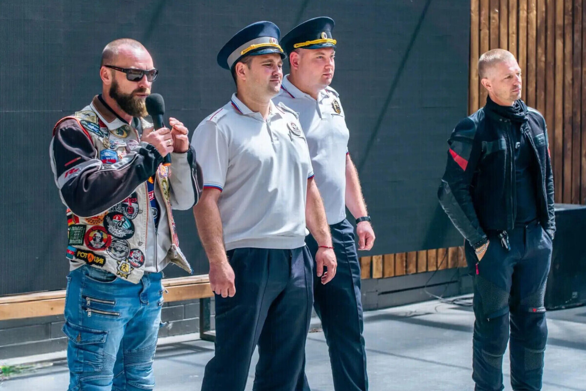 Сотрудники ГАИ и байкеры учат юных новороссийцев правилам поведения на дороге