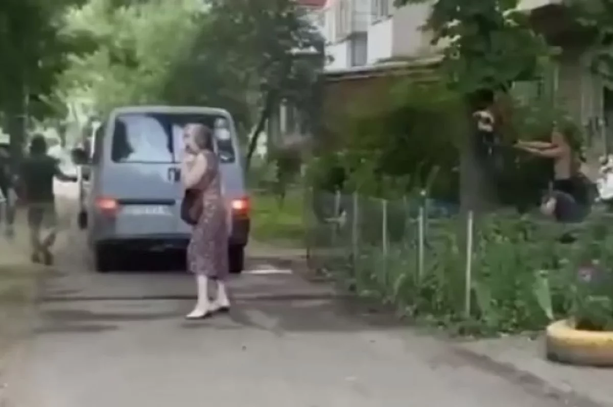 В Одессе подростки забросали камнями автомобиль ТЦК