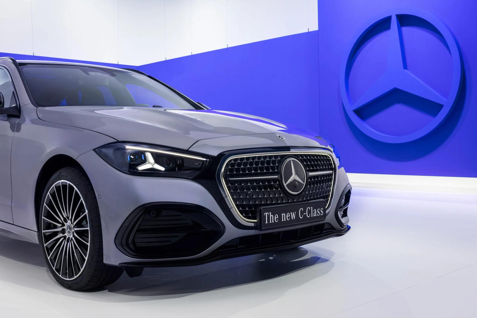Mercedes мощно прокачала бензиновый C-Class: встроенные ChatGPT и Gemini, полноуправляемое шасси, проекция как у S-Class и фары с микро-светодиодами