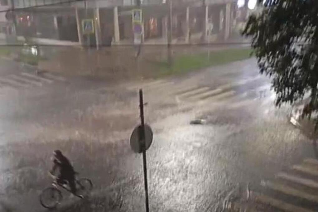 В Самаре устраняли последствия мощного ливня и урагана вечером 17 августа