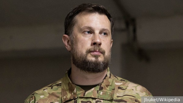 К дому родителей основателя «Азова» на Украине привезли траурные букеты
