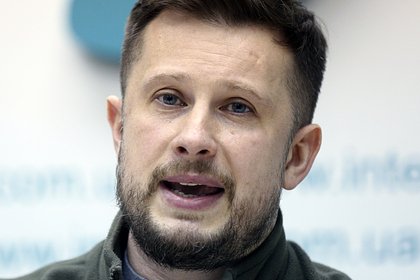 Родителям основателя «Азова» принесли букеты с траурными лентами