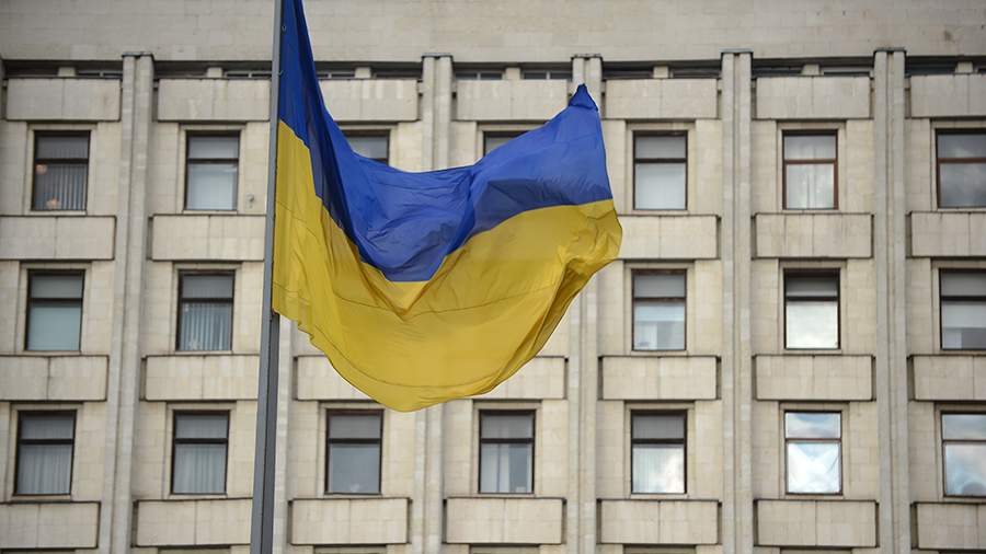 Родителям основателя «Азова» принесли букеты с траурными лентами