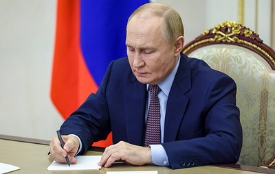 Путин поздравил с 90-летием таджикского писателя Тимура Зульфикарова
