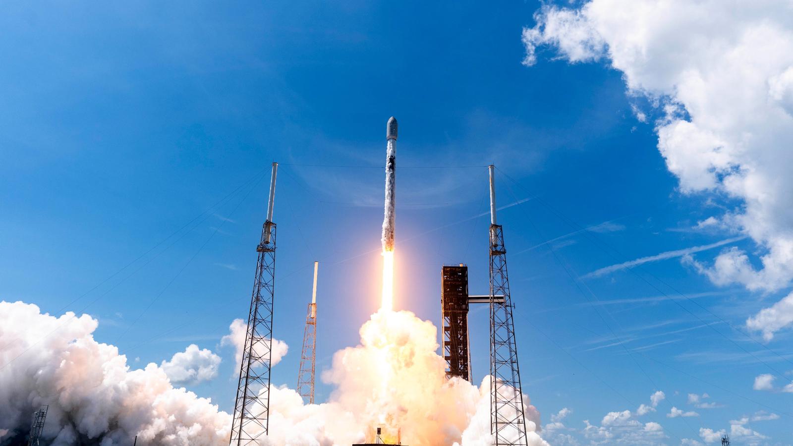 Alphabet — материнская компания Google — является крупнейшим инвестором SpaceX, но у менее в 20 раз меньше акций, чем у Илона Маска