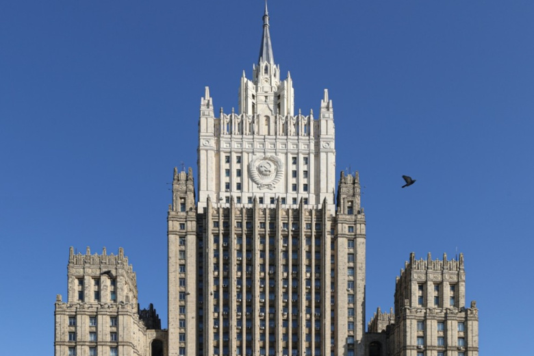 Японский посол молча вошел в здание МИД России