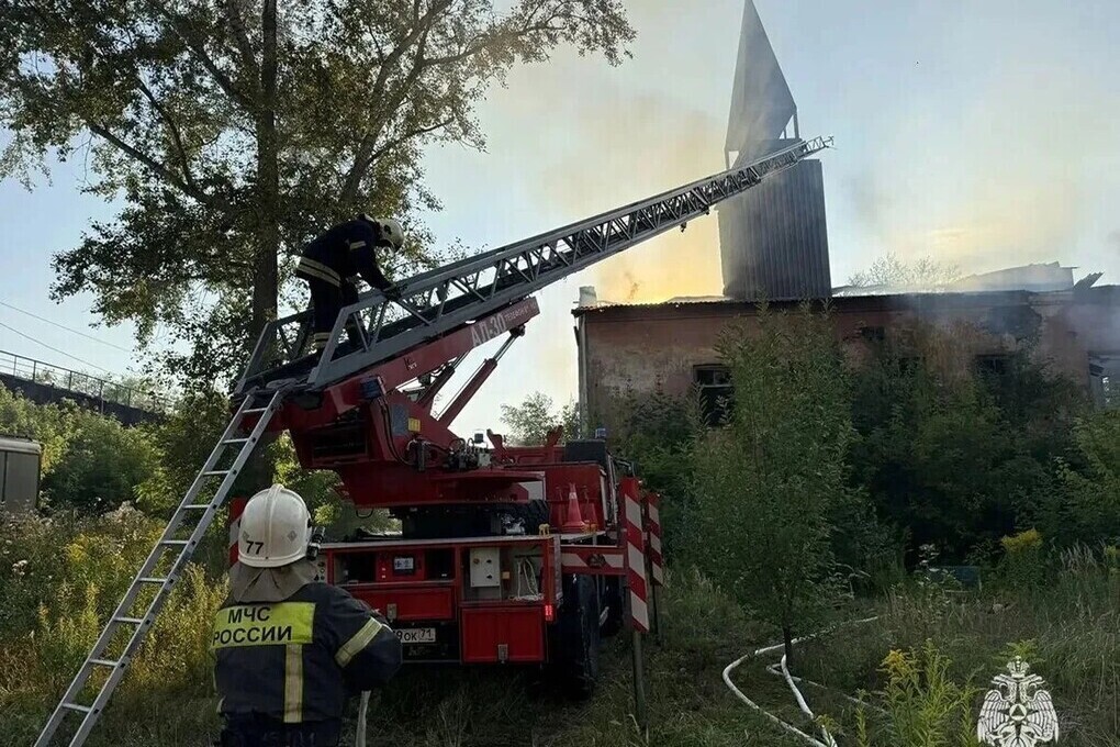 В Узловой на улице Заводской потушили пожар в заброшенном здании