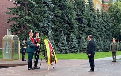Президент Мьянмы возложил венок к Могиле Неизвестного Солдата в Москве