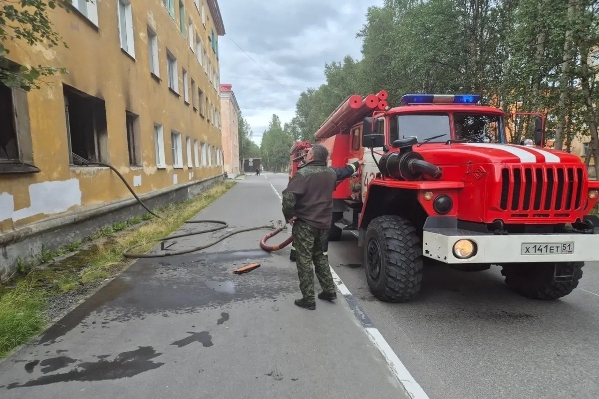 В Оленегорске на Советской улице пожарные за 13 минут потушили огонь в квартире