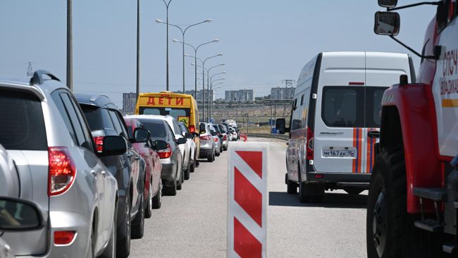 В очереди перед Крымским мостом скопилось более 600 машин