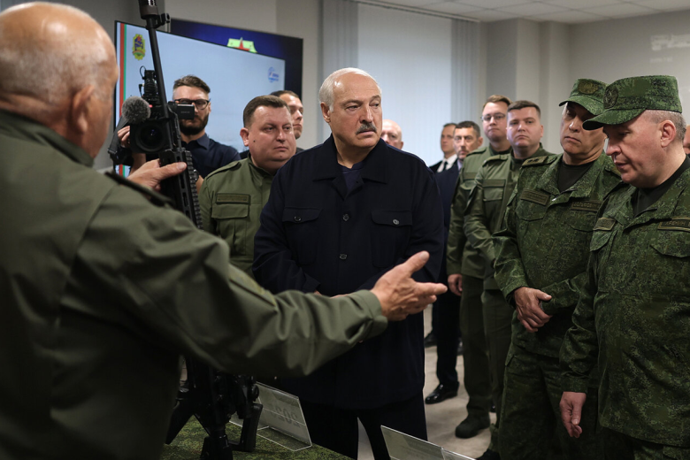 Лукашенко подарили первый белорусский автомат ВСК-100Б