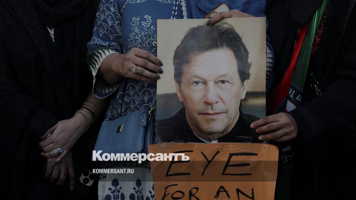 Суд постановил перевести экс-премьера Пакистана Имрана Хана из тюрьмы в больницу