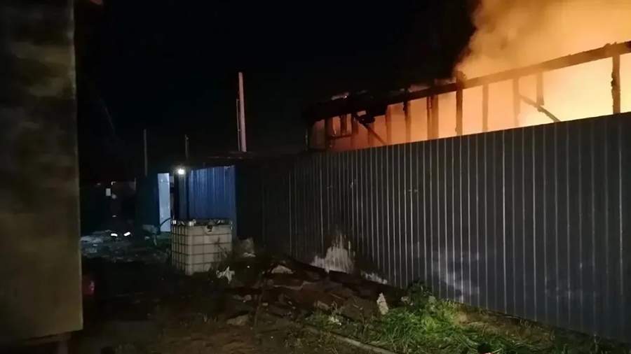 В Подмосковье после атаки загорелись склад Wildberries и кровля дома