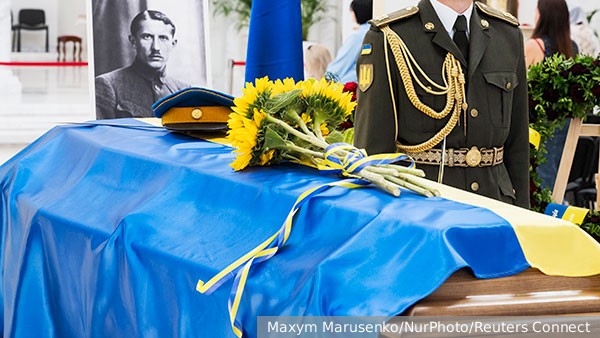 Украинские боевики освятили знамена у гроба нациста Коновальца