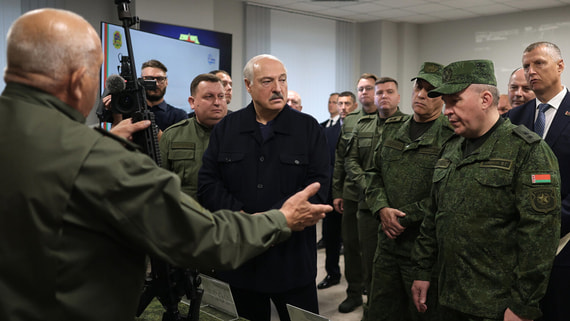 Лукашенко подарили первый полностью белорусский автомат ВСК-100Б