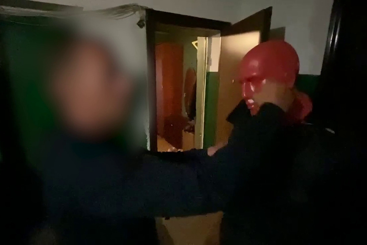 В Пензе двое мужчин задержаны за жестокое избиение соседа знакомой, который скончался в больнице