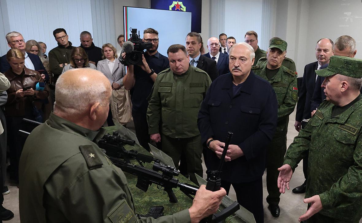 Лукашенко подарили автомат ВСК-100Б, полностью сделанный в Белоруссии