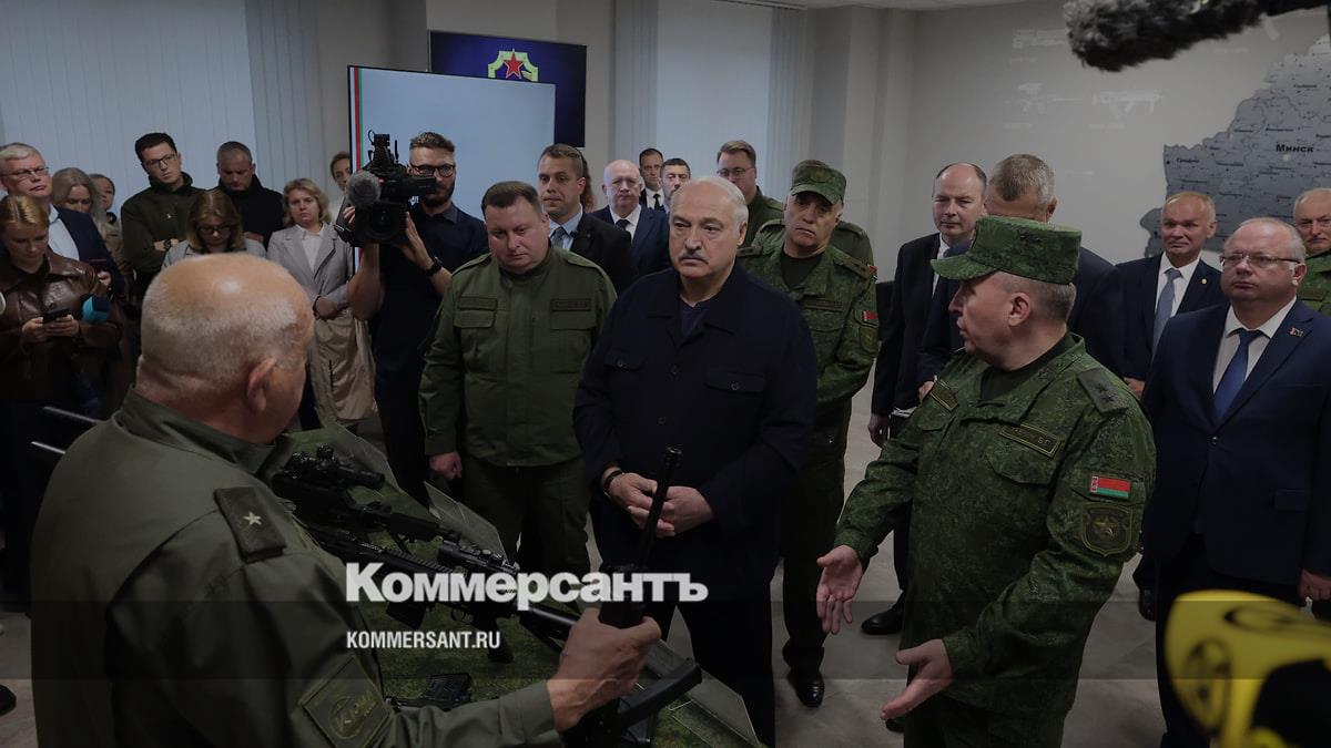 Лукашенко подарили первый белорусский автомат ВСК-100Б