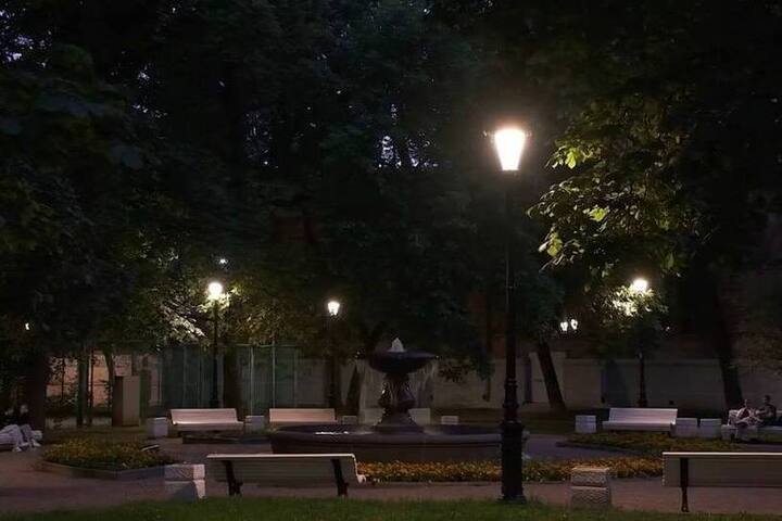 В Алексеевском саду установили более 30 стилизованных под старину светильников