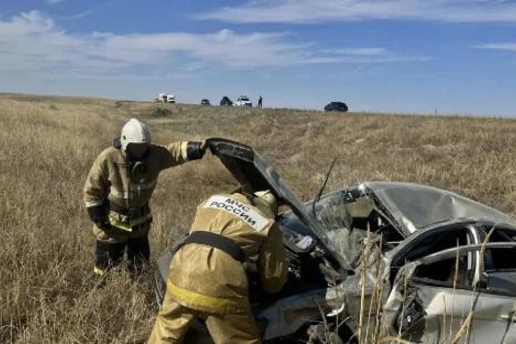 Огнеборцы Калмыкии справились с последствиями дорожной аварии