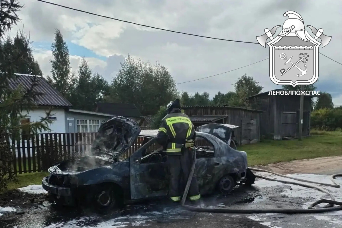 Сотрудники Леноблпожспас потушили за сутки машину, заброшенный дом и баню