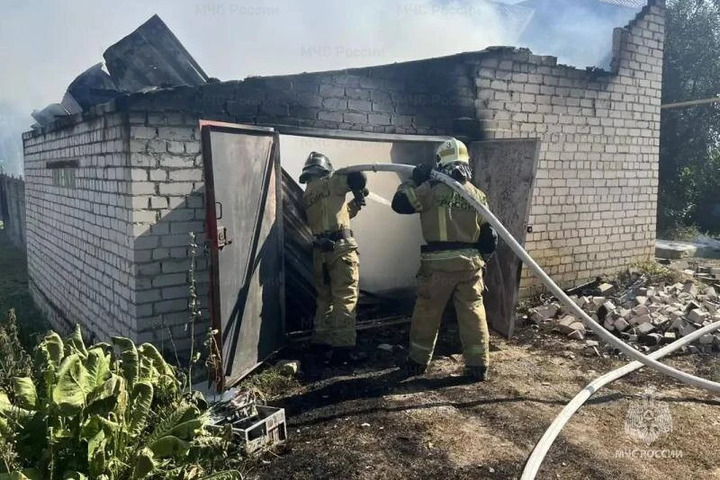 В Орловском округе при пожаре выгорел изнутри гараж