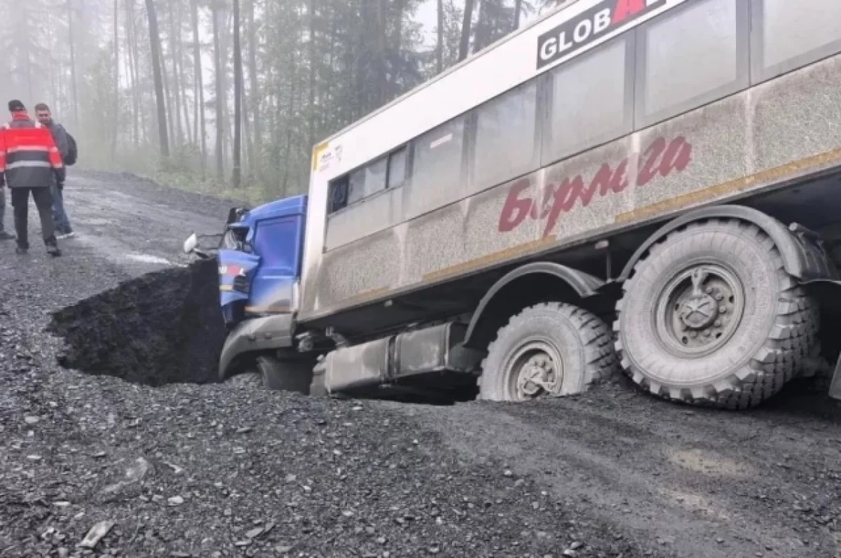 КамАЗ провалился под землю из-за пролома в дороге в Якутии