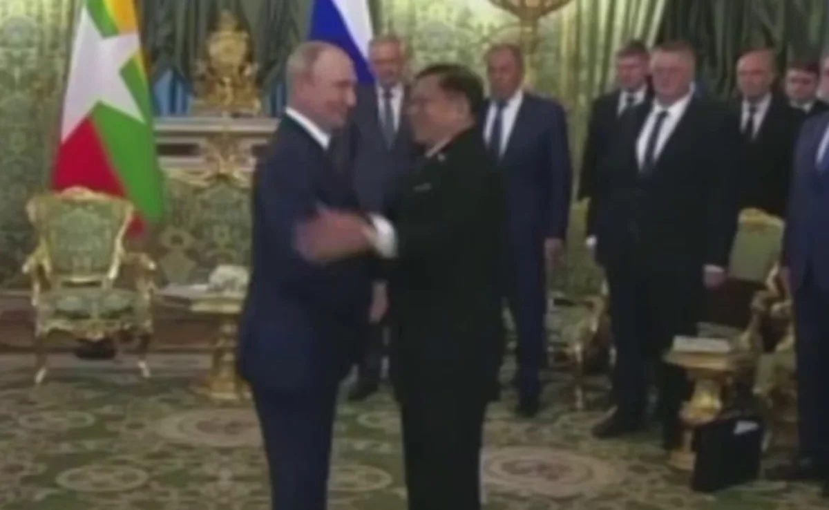 Переговоры президентов РФ и Мьянмы начались с крепких объятий
