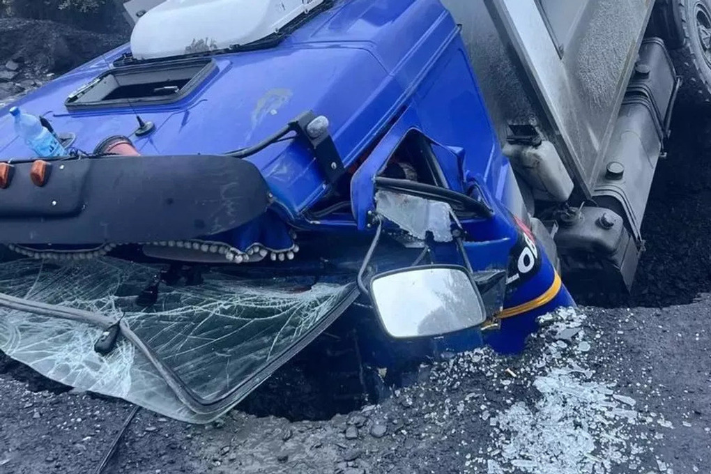 Грузовик рухнул в провал на трассе в Якутии, водитель погиб