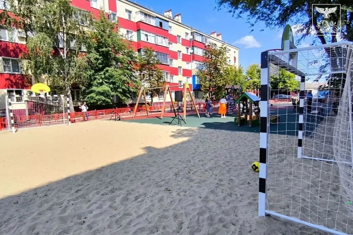 В Новом Осколе открыли обновленную спортивно-игровую площадку