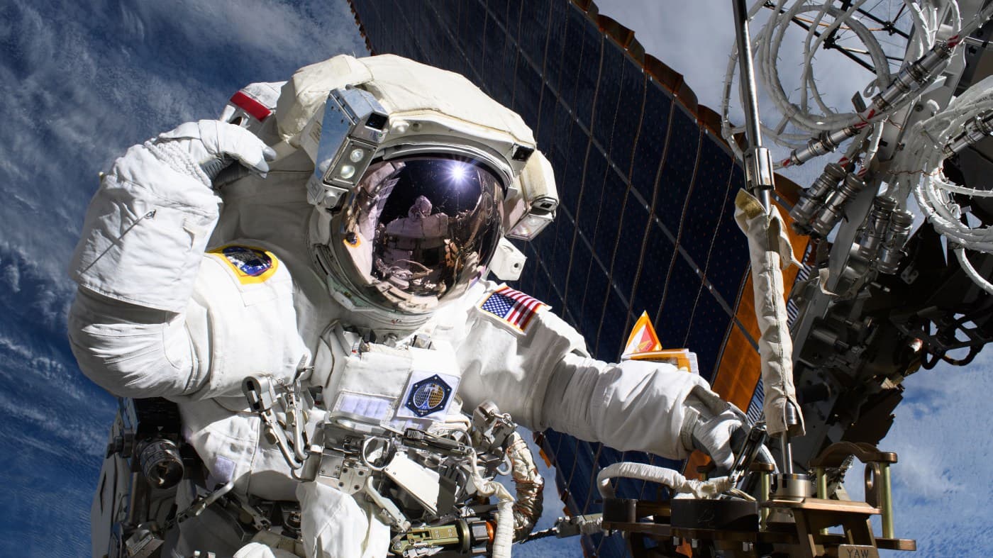 Астронавт NASA и француженка из Европейского космического агентства вышли в открытый космос