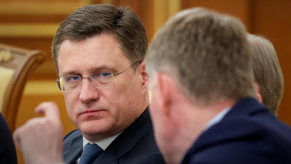 Новак поручил ведомствам и НК не допускать скачков цен на топливо