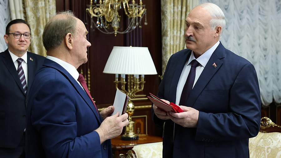 Зюганов вручил Лукашенко нагрудный знак Ленинской премии ЦК КПРФ