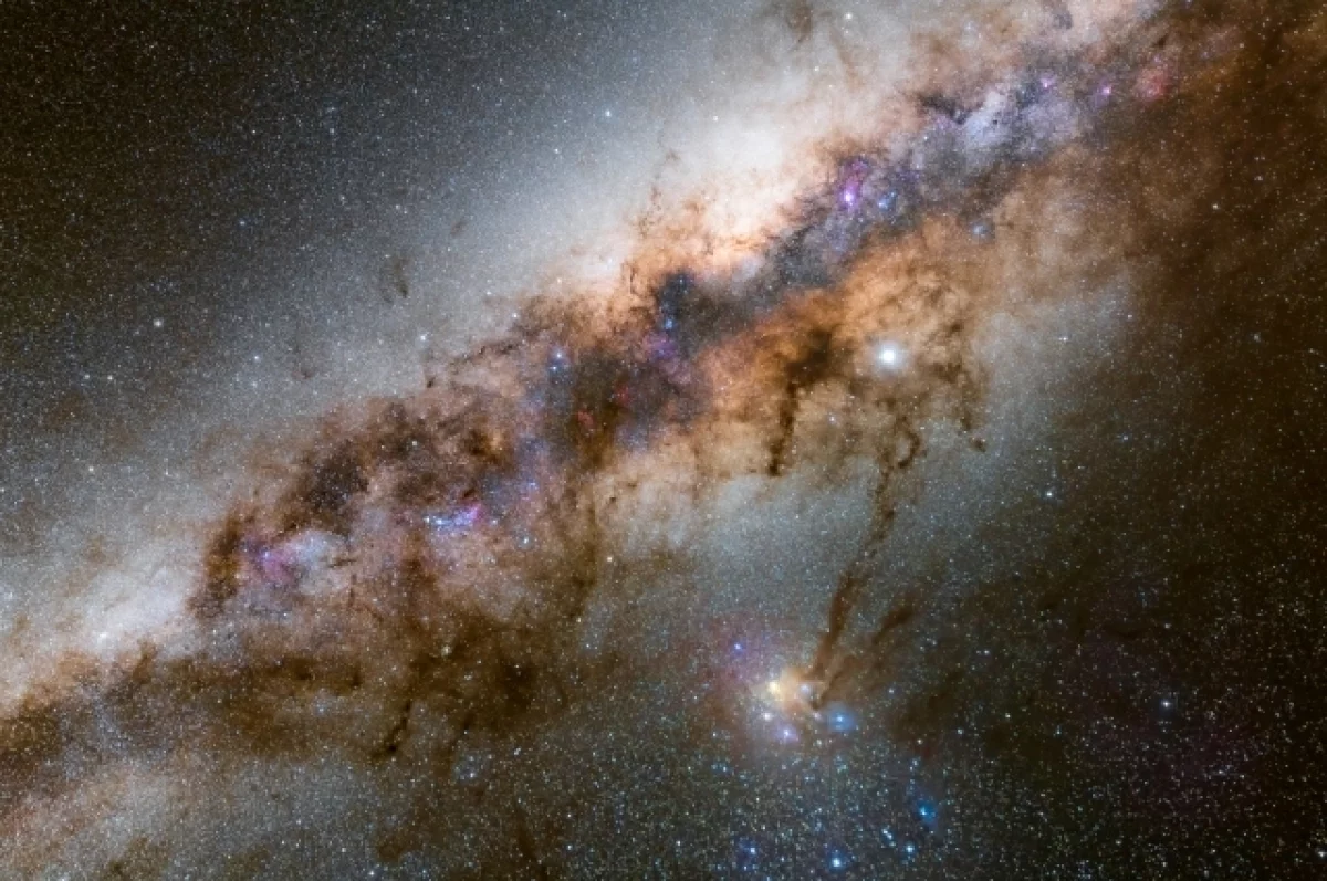 Астрономы раскрыли тайну загадочных красных точек на снимках телескопа JWST
