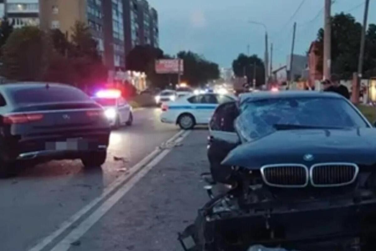 В Самаре произошла авария с участием BMW, Opel и Mercedes, 2 пострадавших