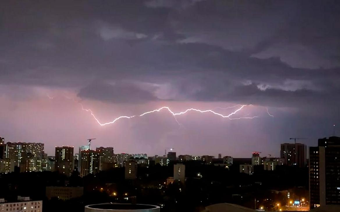 Сильная гроза ночью накрыла Москву. Видео