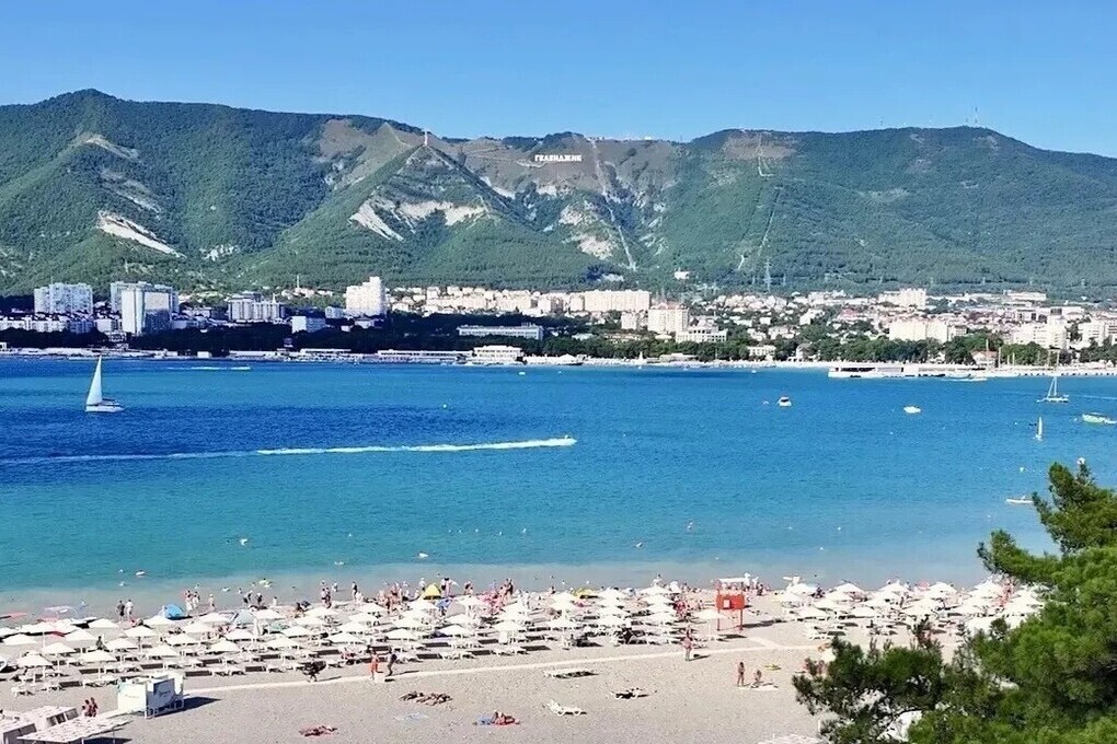 В Геленджике продолжают устранять последствия массированной атаки БПЛА