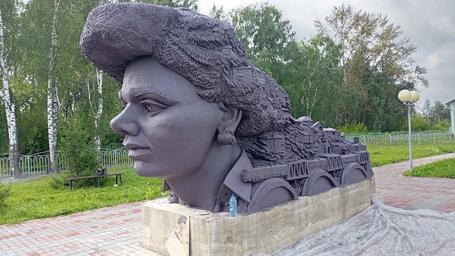 В Красноярском крае установили необычную скульптуру «Тайга» в виде девушки-поезда