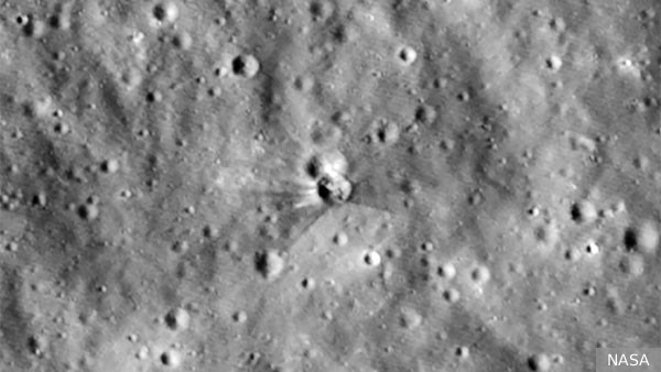 НАСА опубликовало фотографии кратера после падения ракеты Falcon на Луну