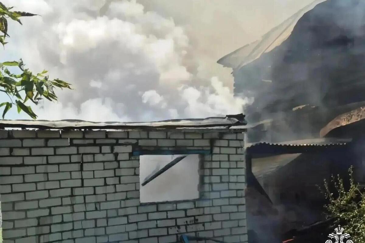 Дым из-под фасада и хлопок в гараже привели к вызову пожарных