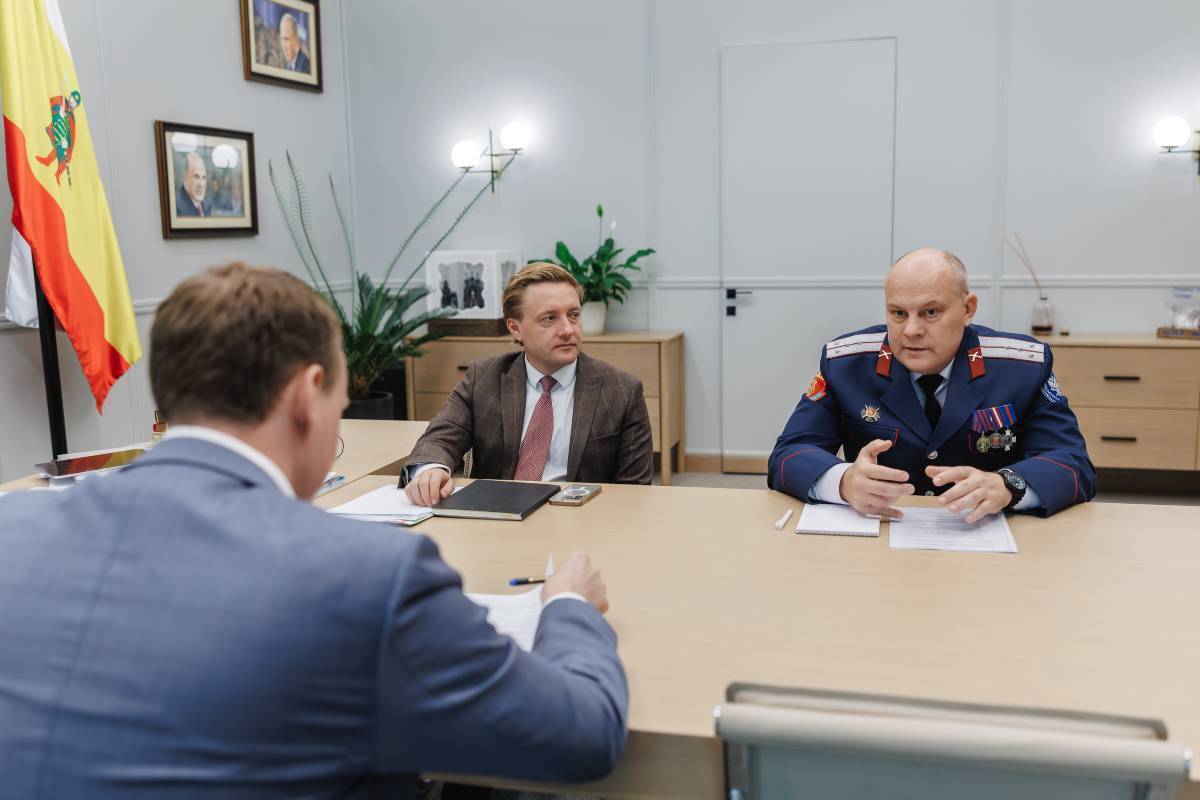 Павел Малков провёл встречу с атаманом Рязанского юртового казачьего общества