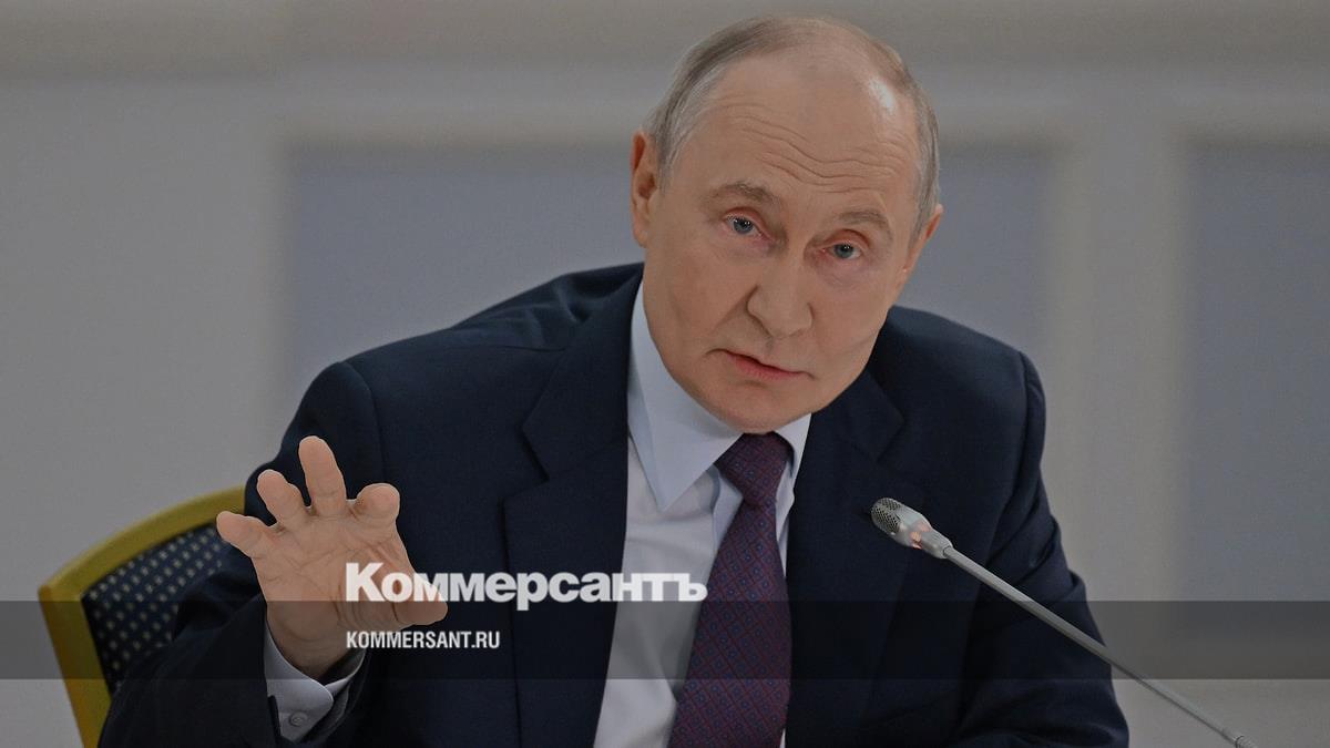 Путин призвал чиновников привыкнуть к критике и работать не для похвалы