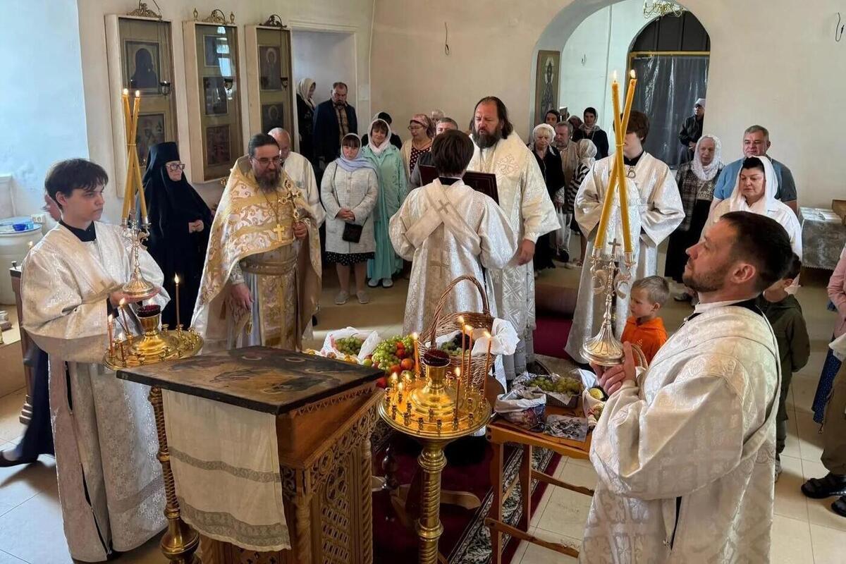 Ленинградцы отмечают праздник Преображения Господня (Яблочный Спас)