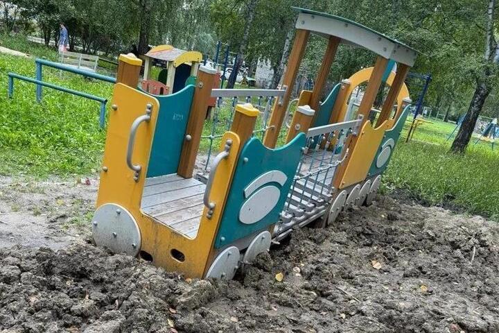В Пензе детская площадка на проспекте Строителей утопает в воде: конструкции покосились и ушли в грязь