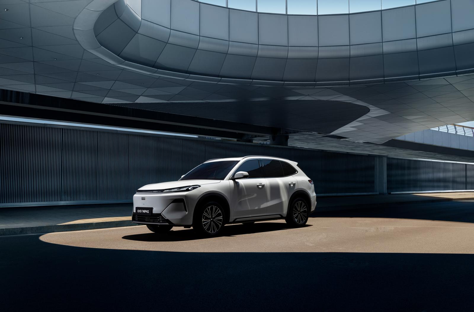В России стартовали продажи гибридного кроссовер Geely EX5 с увеличенным запасом: названа цена