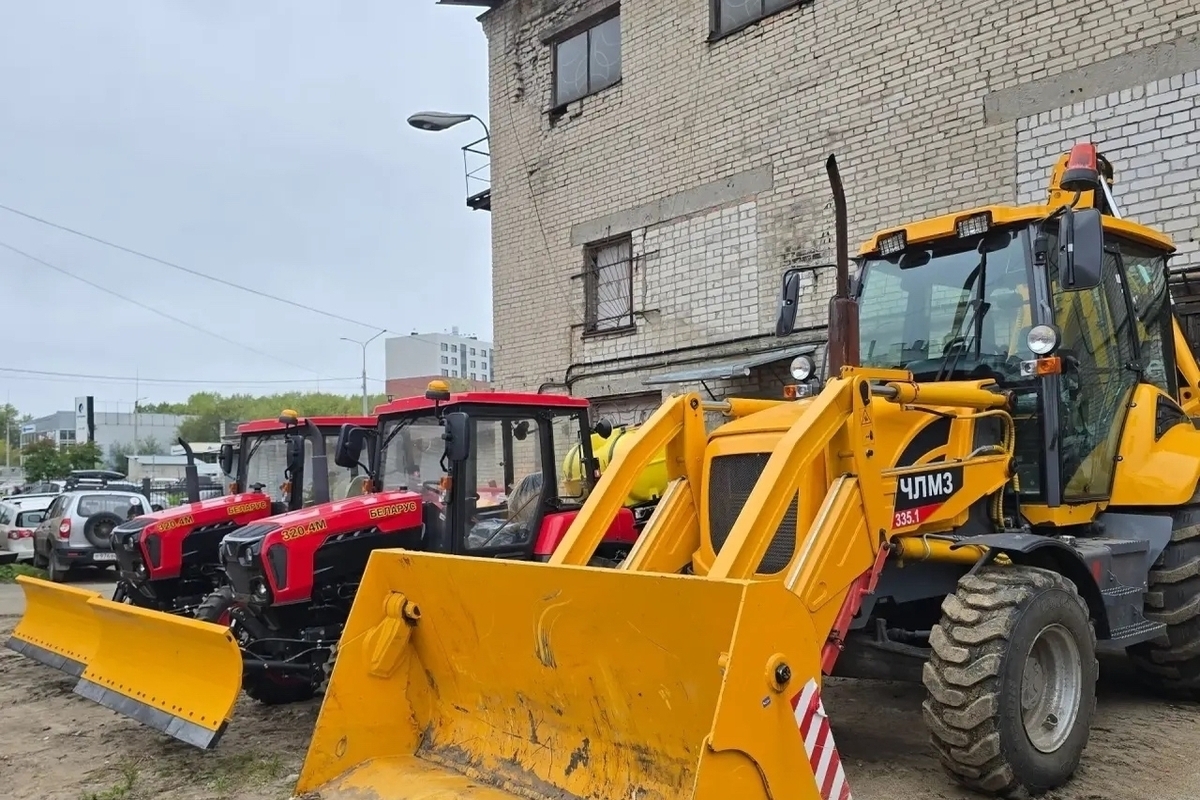 Парк техники «Чистого города» в Архангельске пополнили тракторы и экскаватор-погрузчик