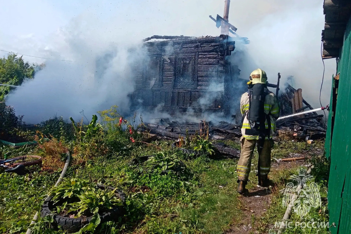 Пожарные спасли от уничтожения дом и две постройки в Окуловке